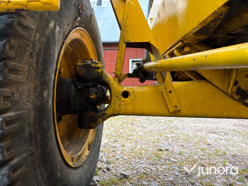 Traktor - Volvo BM 675 med Mowi 250 skogsvagn och kran
