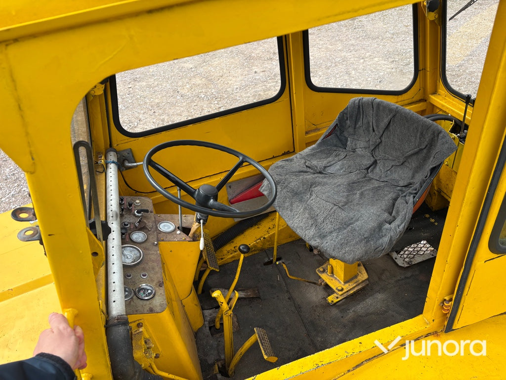 Traktor - Volvo BM 675 med Mowi 250 skogsvagn och kran