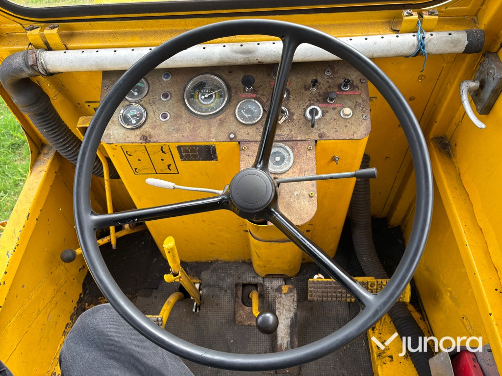Traktor - Volvo BM 675 med Mowi 250 skogsvagn och kran