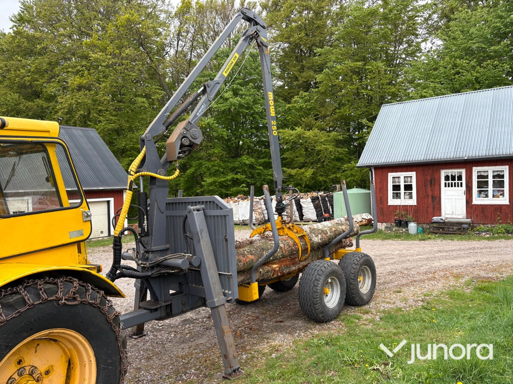 Traktor - Volvo BM 675 med Mowi 250 skogsvagn och kran