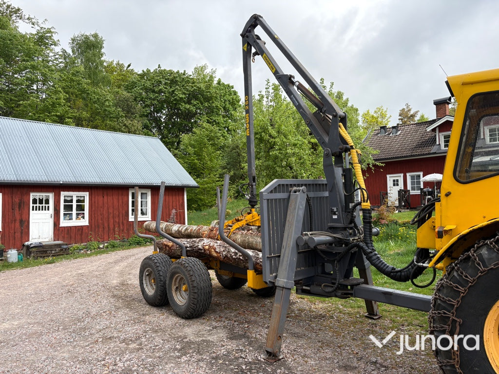 Traktor - Volvo BM 675 med Mowi 250 skogsvagn och kran