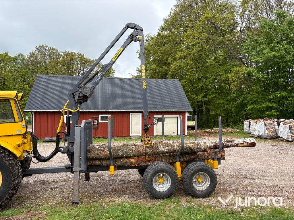 Traktor - Volvo BM 675 med Mowi 250 skogsvagn och kran