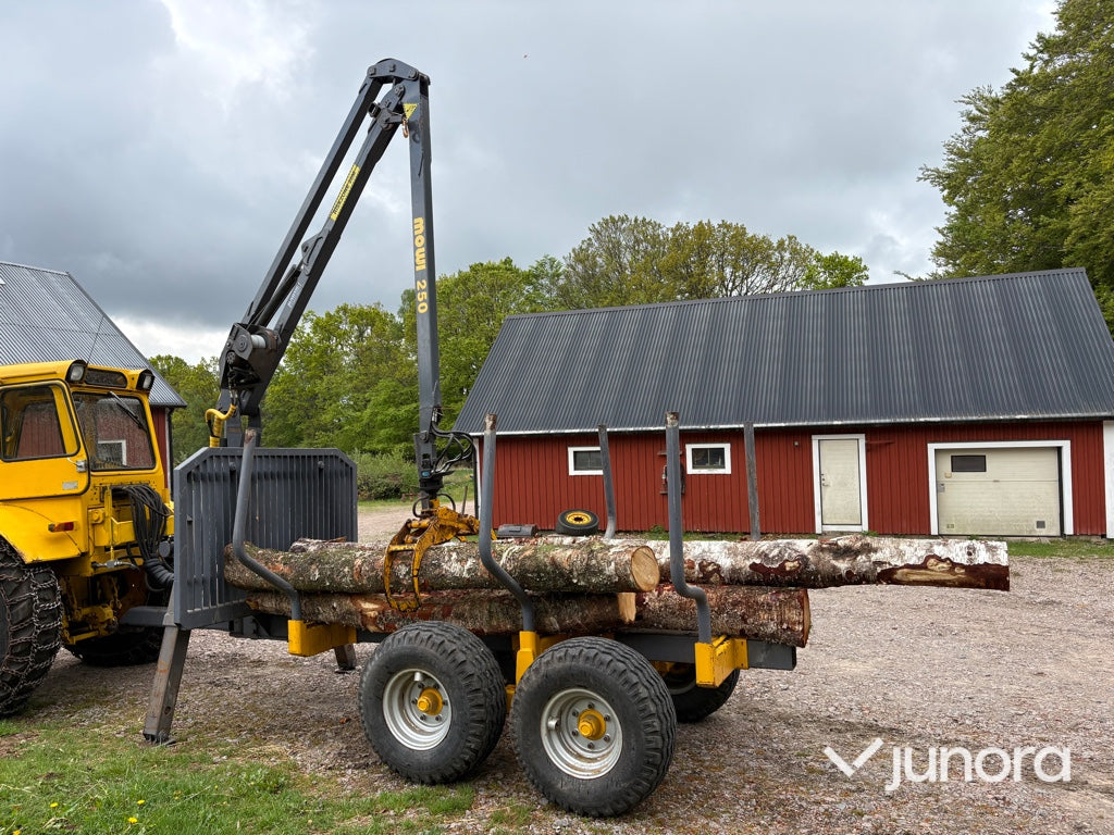 Traktor - Volvo BM 675 med Mowi 250 skogsvagn och kran