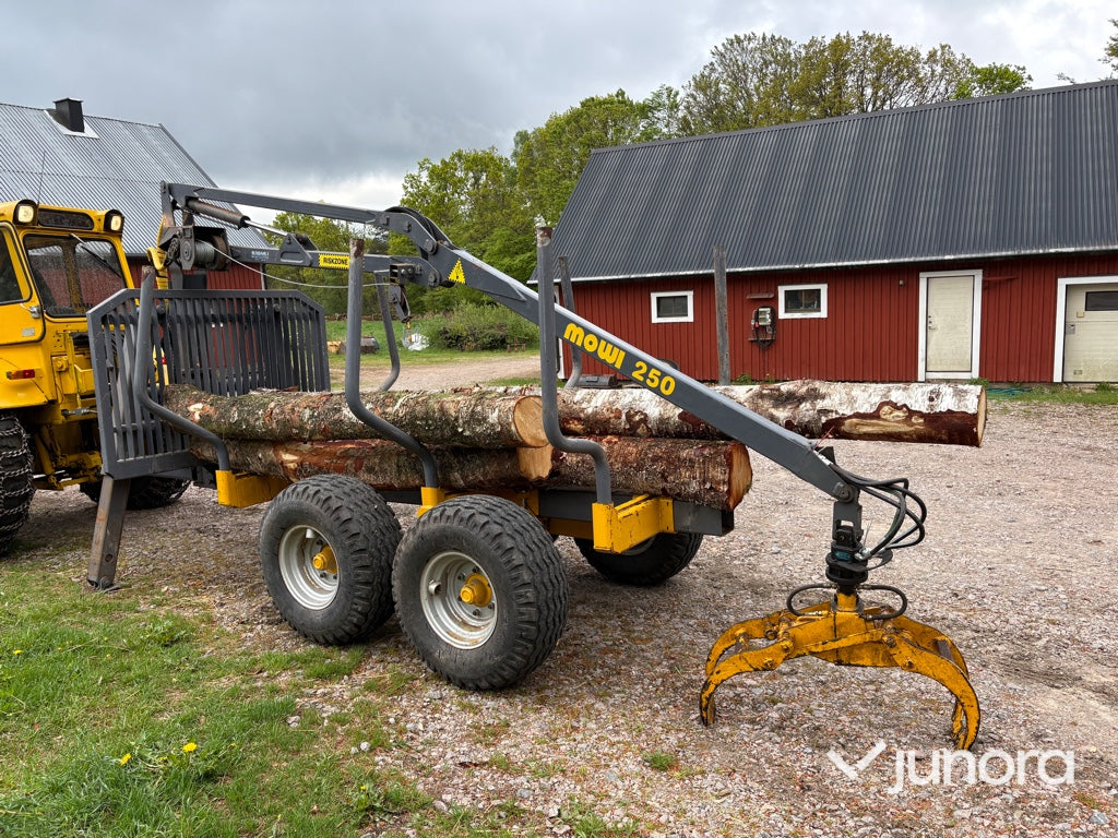 Traktor - Volvo BM 675 med Mowi 250 skogsvagn och kran