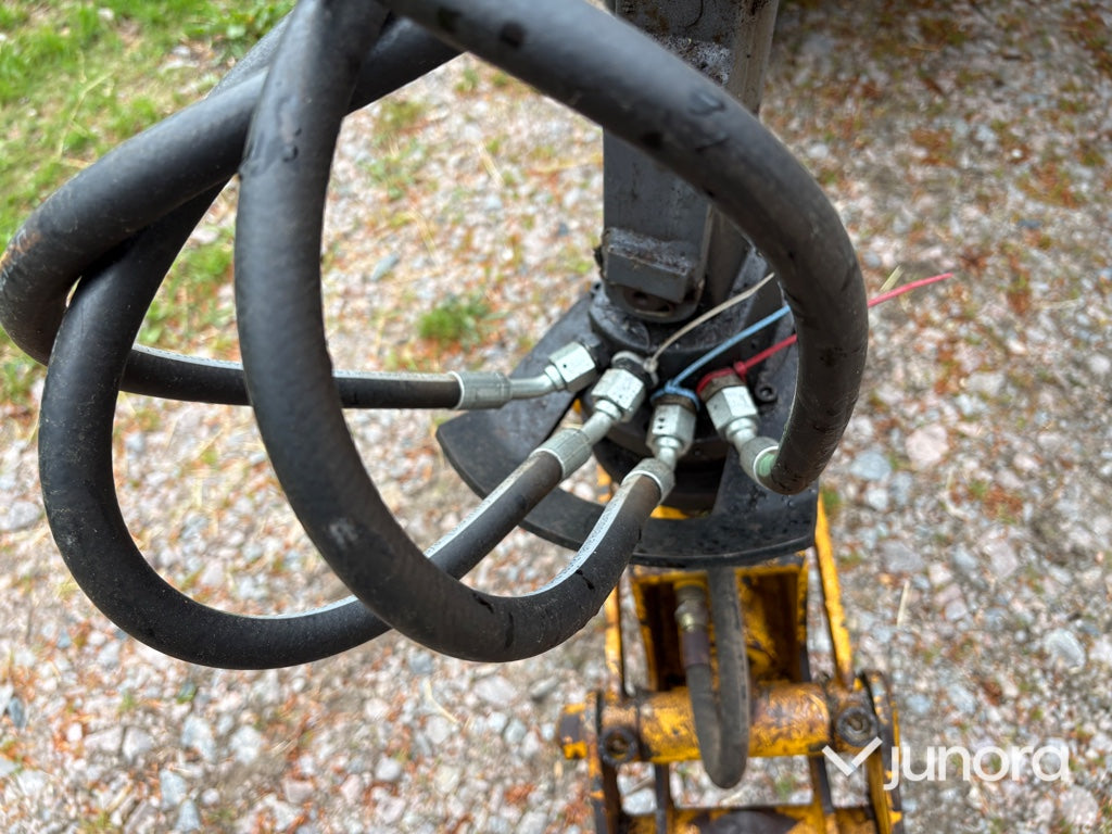 Traktor - Volvo BM 675 med Mowi 250 skogsvagn och kran