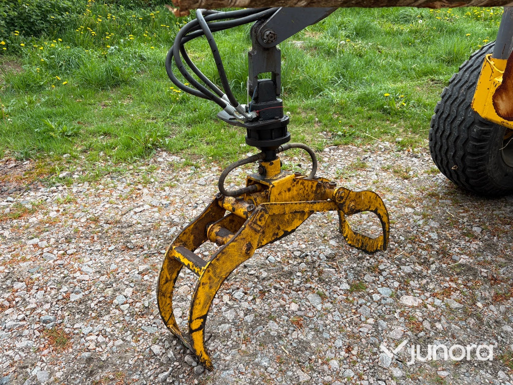 Traktor - Volvo BM 675 med Mowi 250 skogsvagn och kran