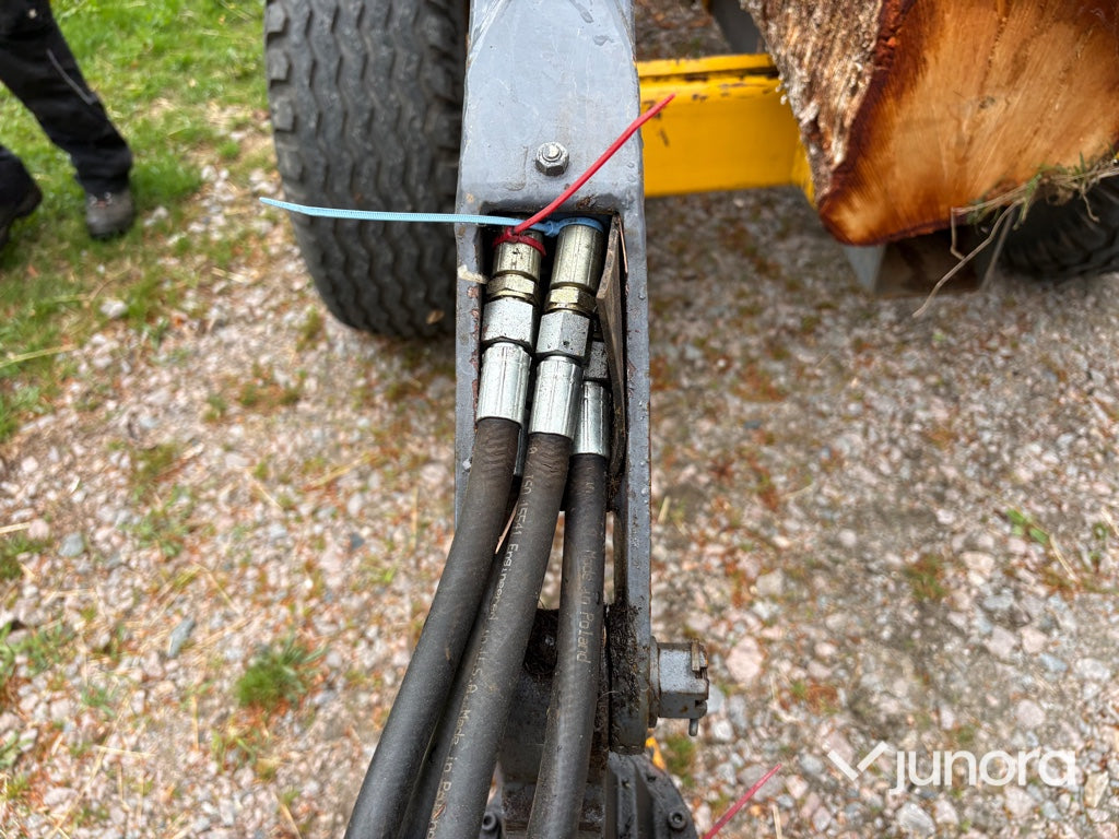 Traktor - Volvo BM 675 med Mowi 250 skogsvagn och kran