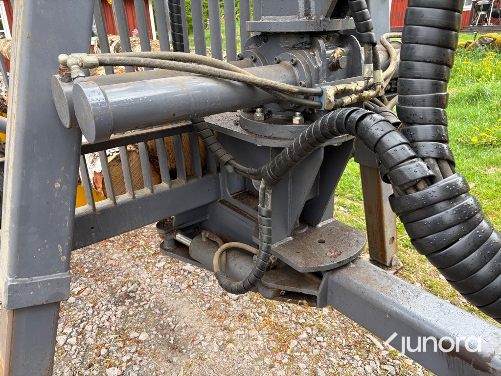 Traktor - Volvo BM 675 med Mowi 250 skogsvagn och kran