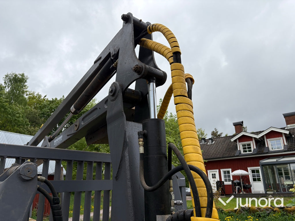 Traktor - Volvo BM 675 med Mowi 250 skogsvagn och kran