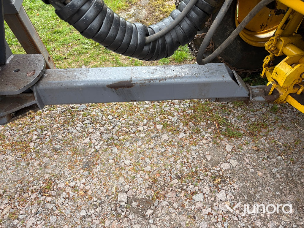 Traktor - Volvo BM 675 med Mowi 250 skogsvagn och kran