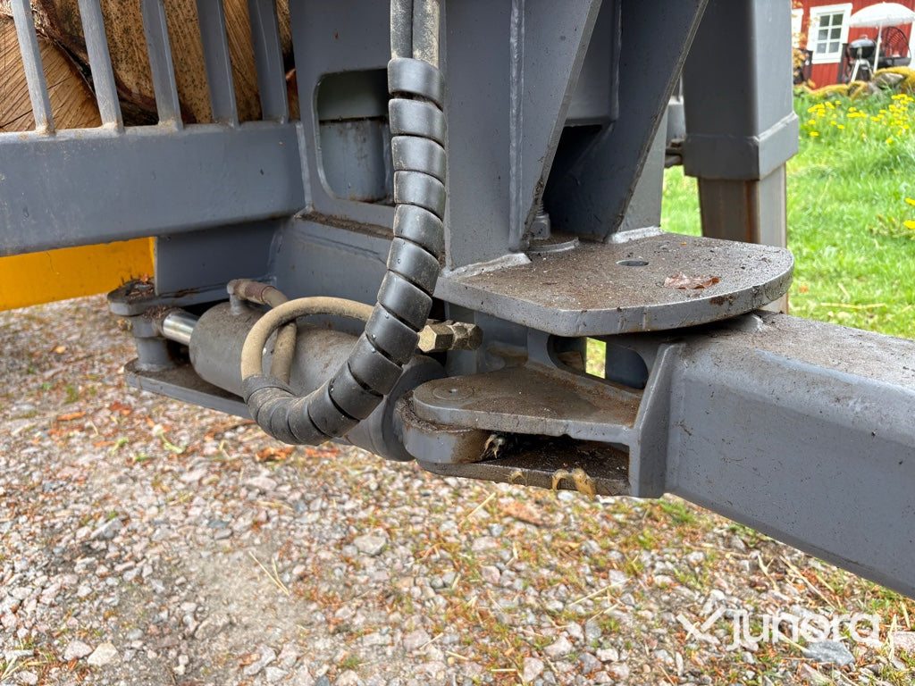 Traktor - Volvo BM 675 med Mowi 250 skogsvagn och kran