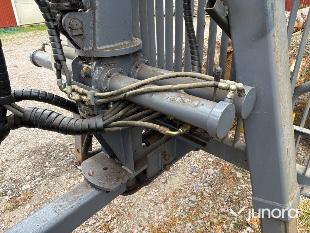 Traktor - Volvo BM 675 med Mowi 250 skogsvagn och kran