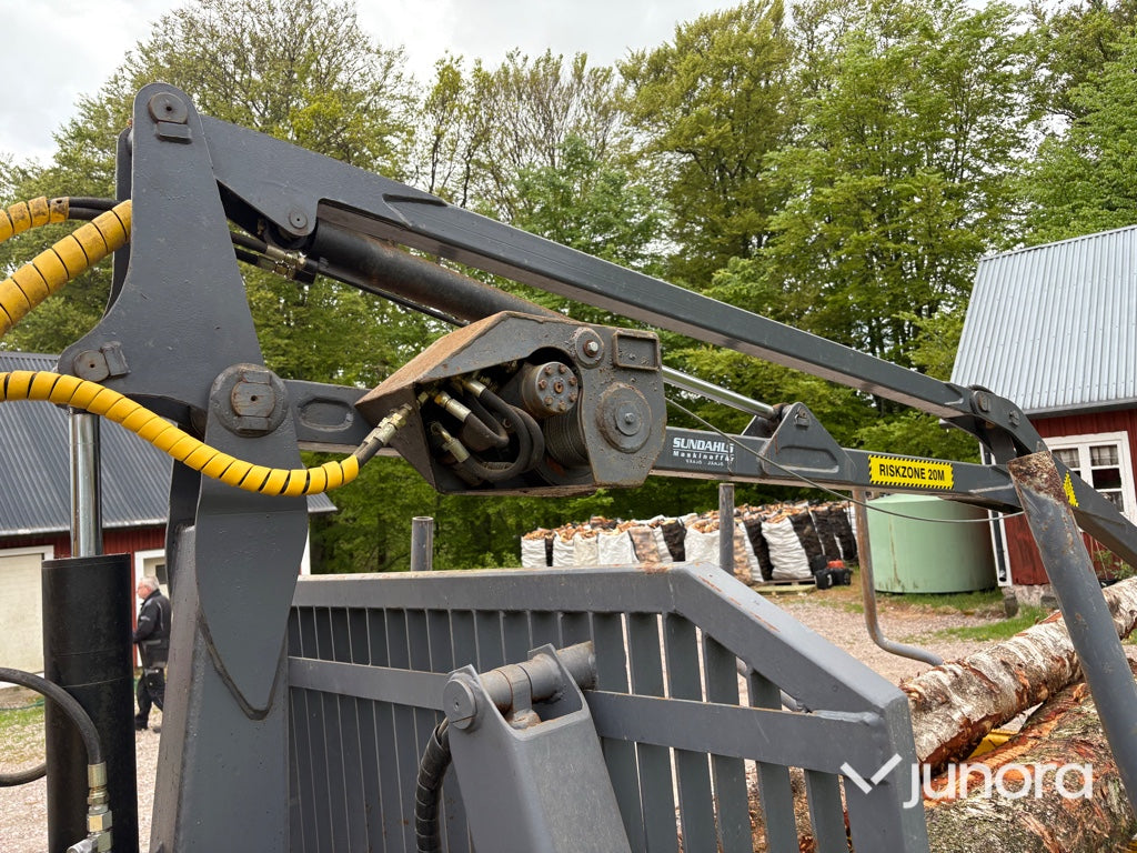 Traktor - Volvo BM 675 med Mowi 250 skogsvagn och kran