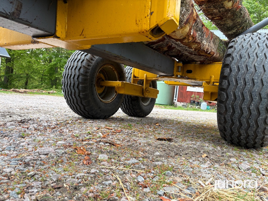 Traktor - Volvo BM 675 med Mowi 250 skogsvagn och kran