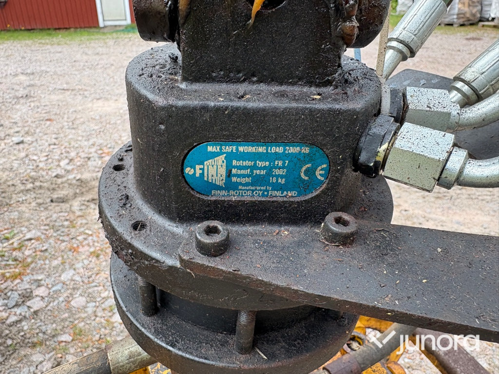 Traktor - Volvo BM 675 med Mowi 250 skogsvagn och kran