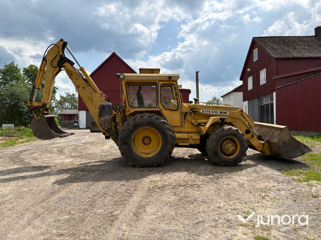 Traktorgrävare med redskap - Volvo BM, 646