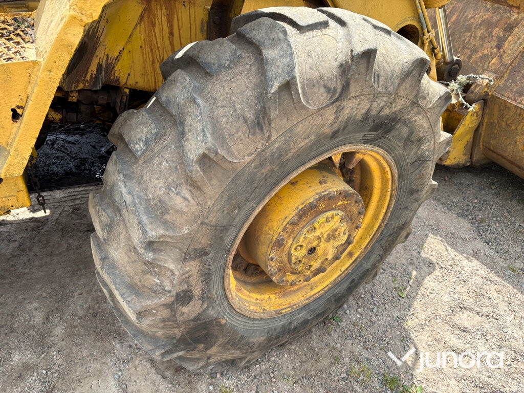 Traktorgrävare med redskap - Volvo BM, 646