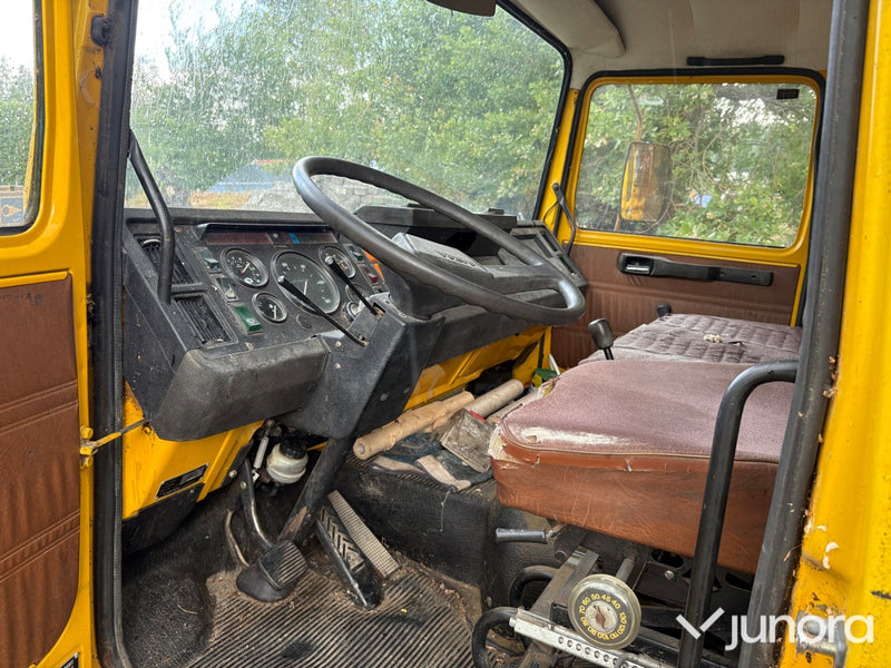 Veteranlastbil Volvo F408 med kran