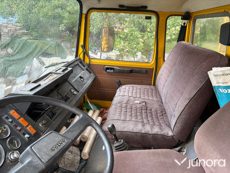 Veteranlastbil Volvo F408 med kran