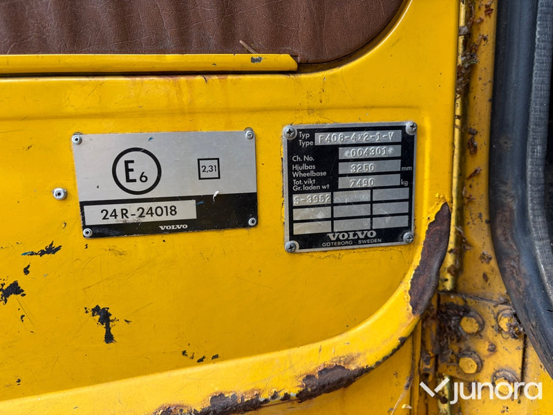 Veteranlastbil Volvo F408 med kran