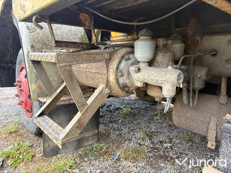 Veteranlastbil Volvo F408 med kran
