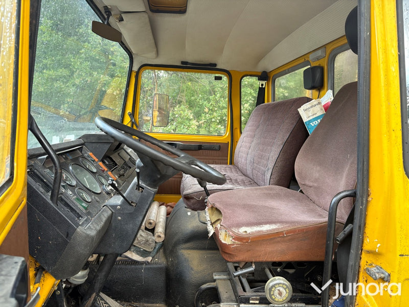 Veteranlastbil Volvo F408 med kran