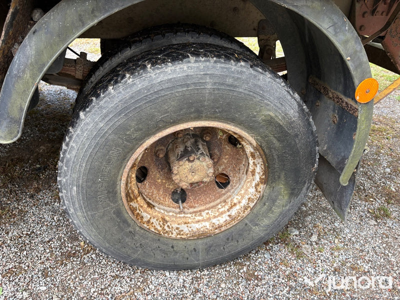 Veteranlastbil Volvo F408 med kran