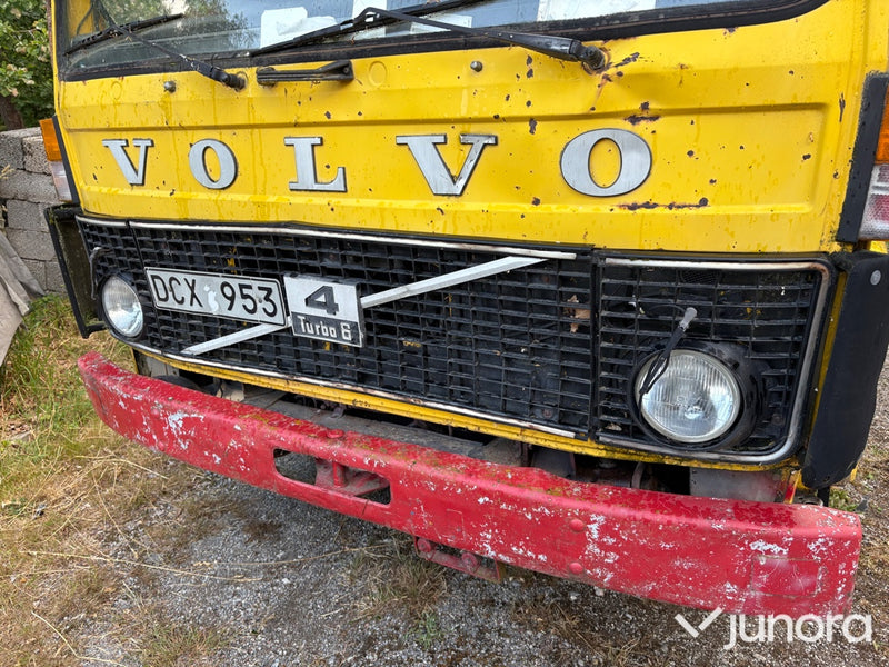Veteranlastbil Volvo F408 med kran