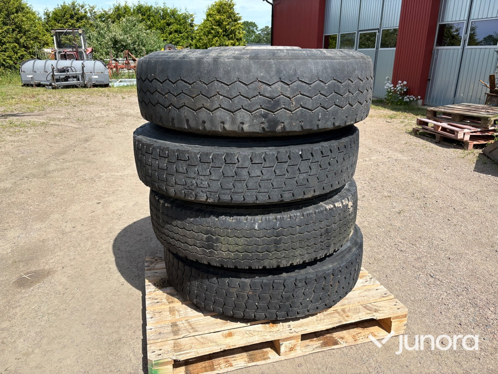 Lastvagnsdäck med fälg - 315/80 R22.5, 4 st