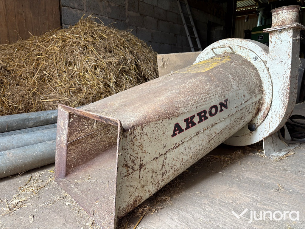 Akron halmhack med transportrör