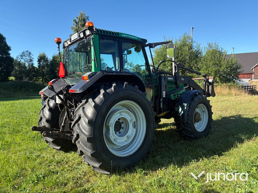Traktor - Valtra X120, Med lastare, Midjestyrd