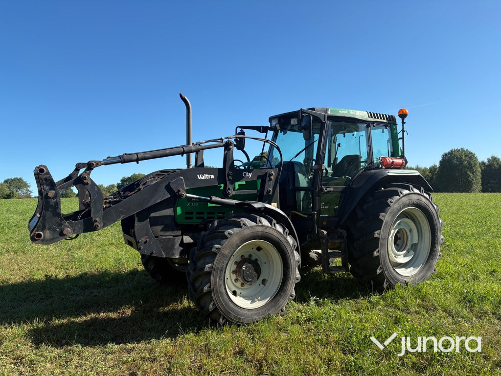 Traktor - Valtra X120, Med lastare, Midjestyrd