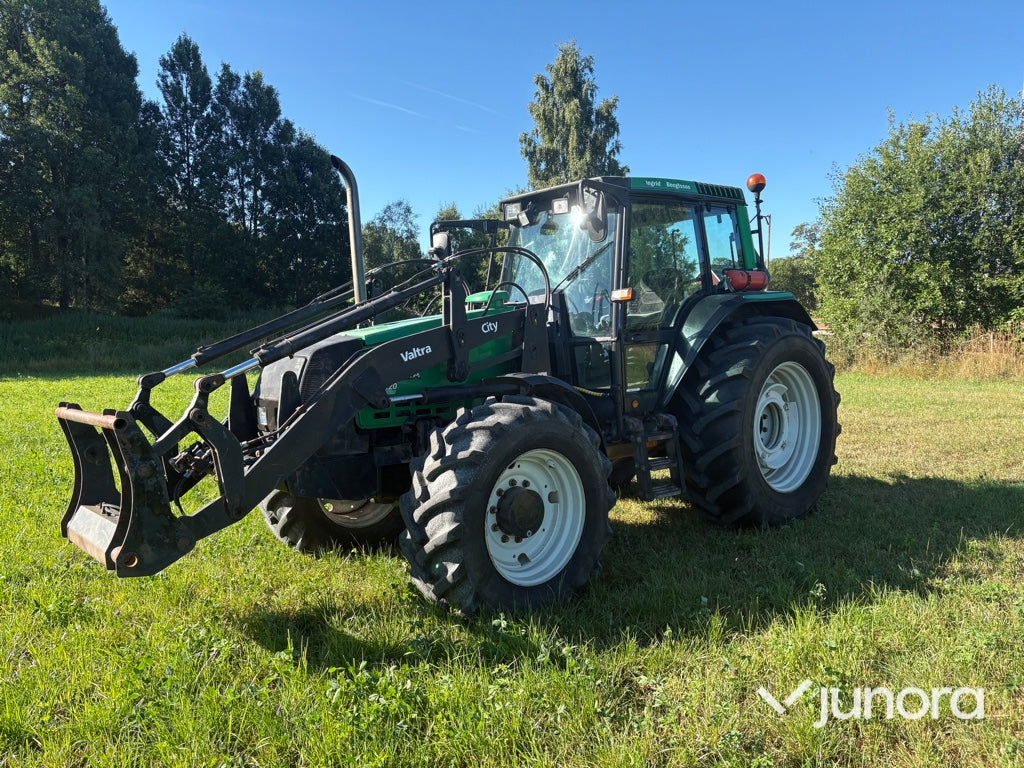 Traktor - Valtra X120, Med lastare, Midjestyrd
