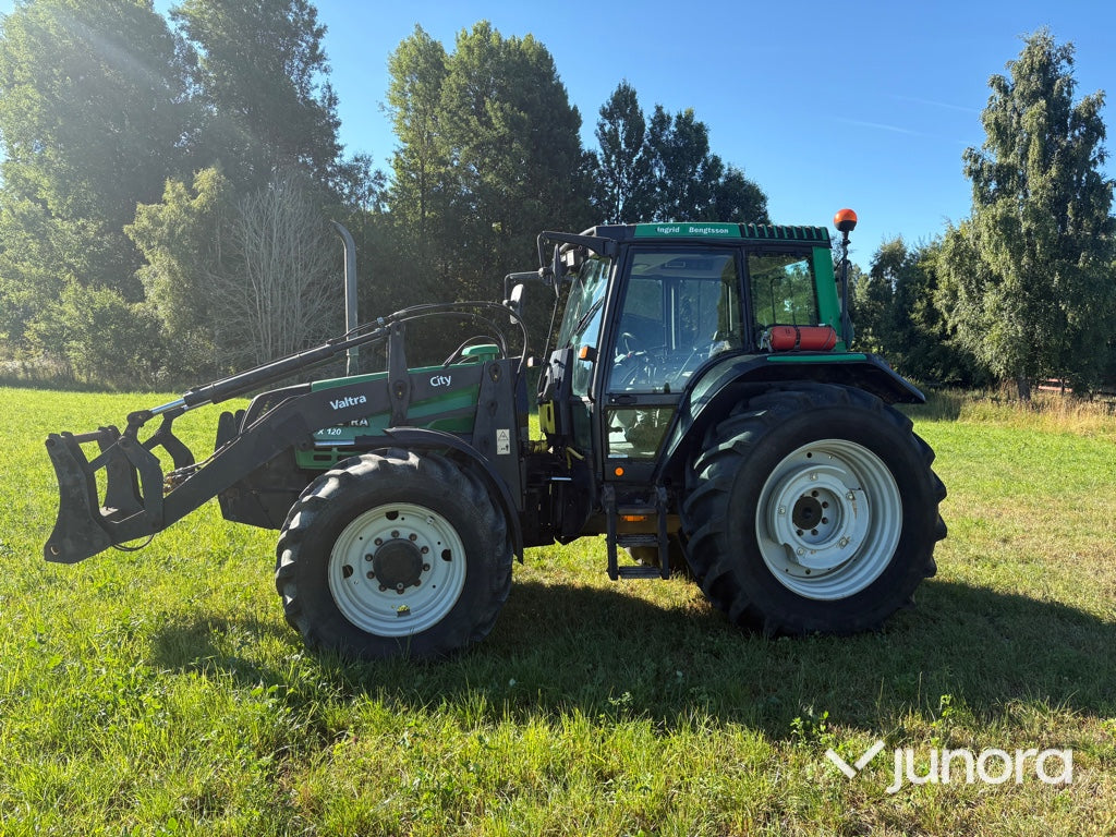 Traktor - Valtra X120, Med lastare, Midjestyrd