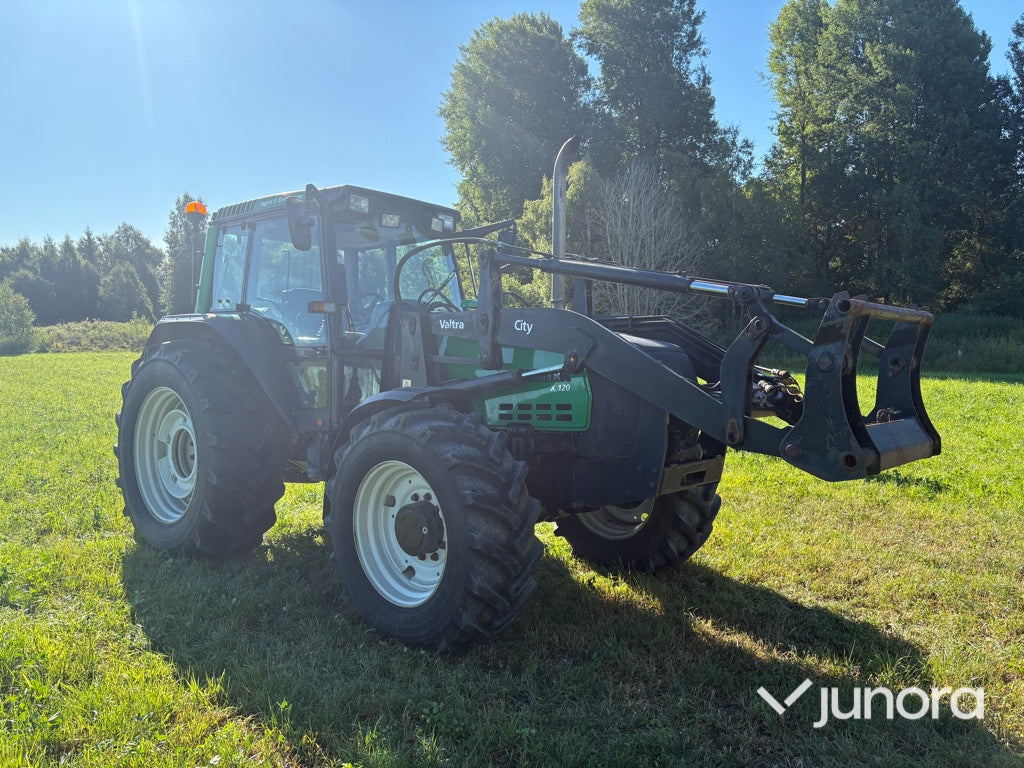 Traktor - Valtra X120, Med lastare, Midjestyrd