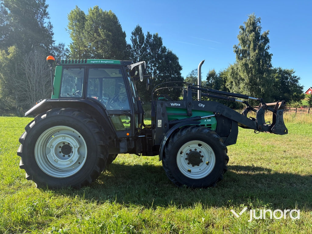 Traktor - Valtra X120, Med lastare, Midjestyrd