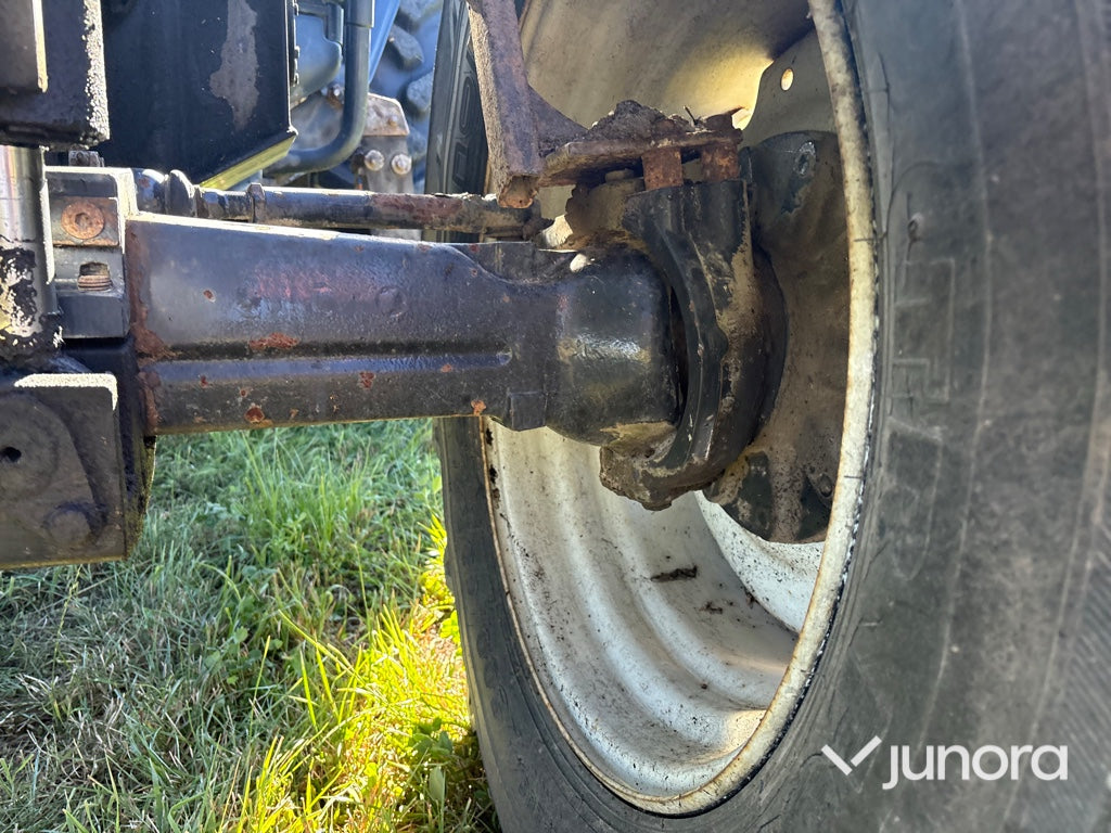 Traktor - Valtra X120, Med lastare, Midjestyrd
