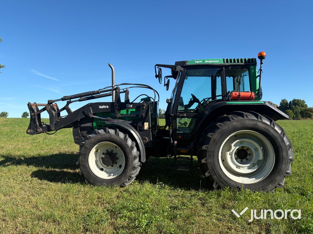Traktor - Valtra X120, Med lastare, Midjestyrd