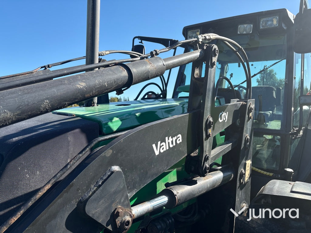 Traktor - Valtra X120, Med lastare, Midjestyrd