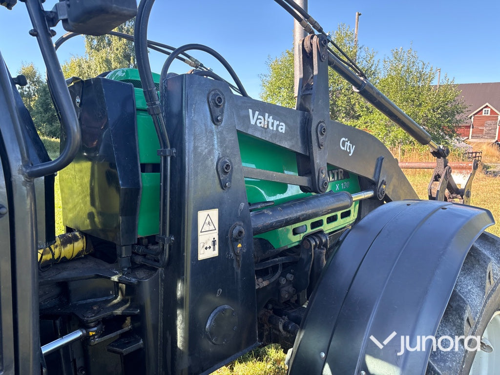 Traktor - Valtra X120, Med lastare, Midjestyrd