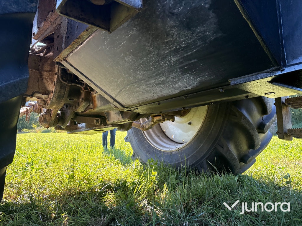 Traktor - Valtra X120, Med lastare, Midjestyrd