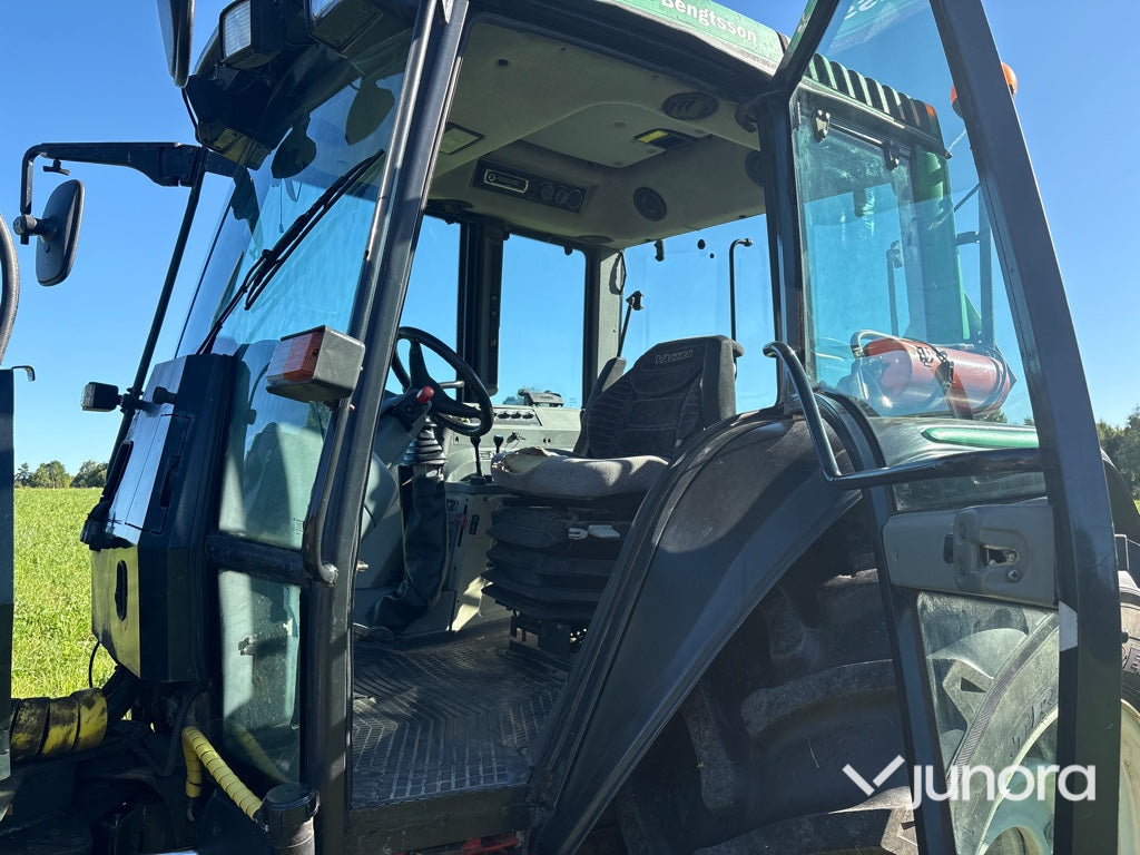 Traktor - Valtra X120, Med lastare, Midjestyrd