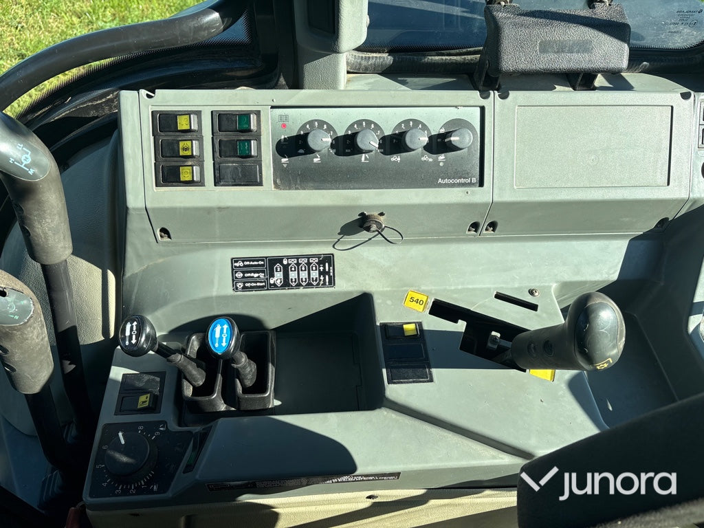 Traktor - Valtra X120, Med lastare, Midjestyrd