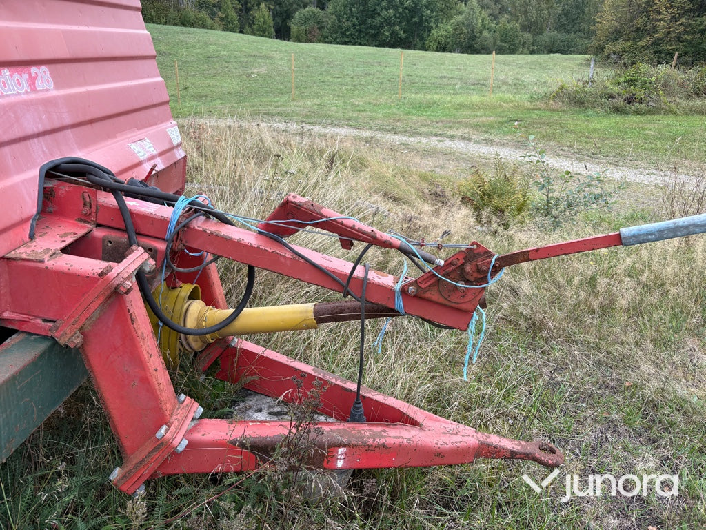 Självlastarvagn Fella Medor 28