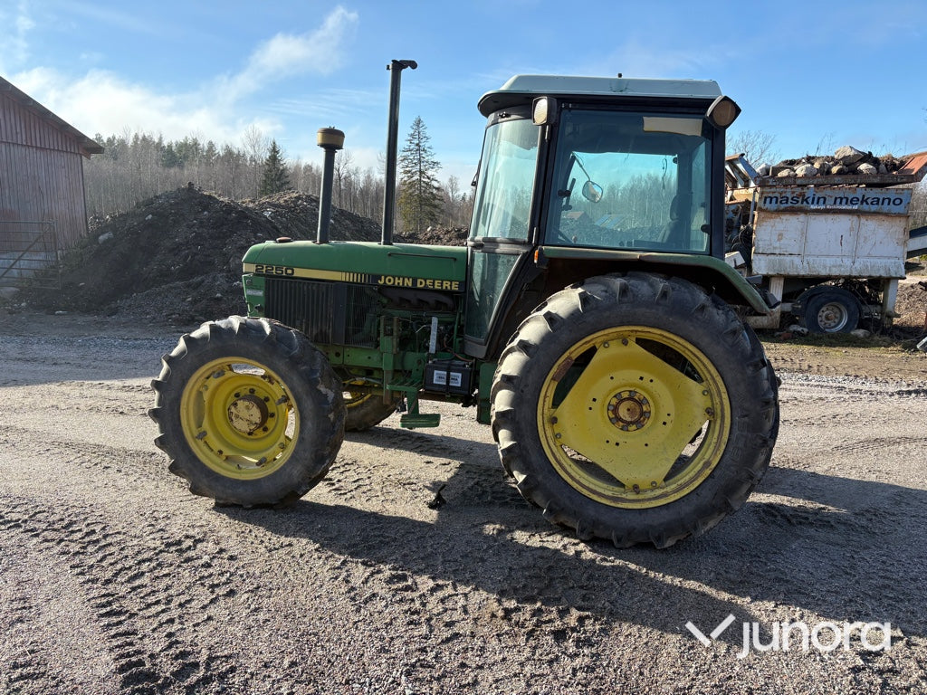 Traktor - John Deere, 2250 4WD