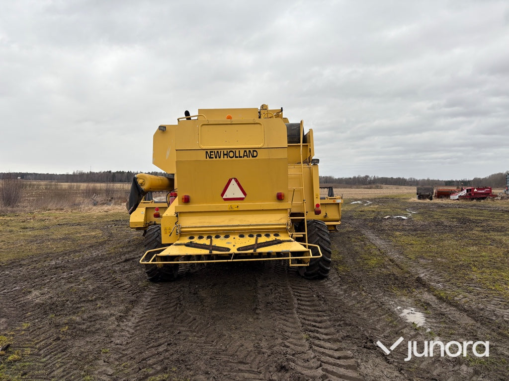 Skördetröska och vagn - NEW HOLLAND, TX68 PLUS