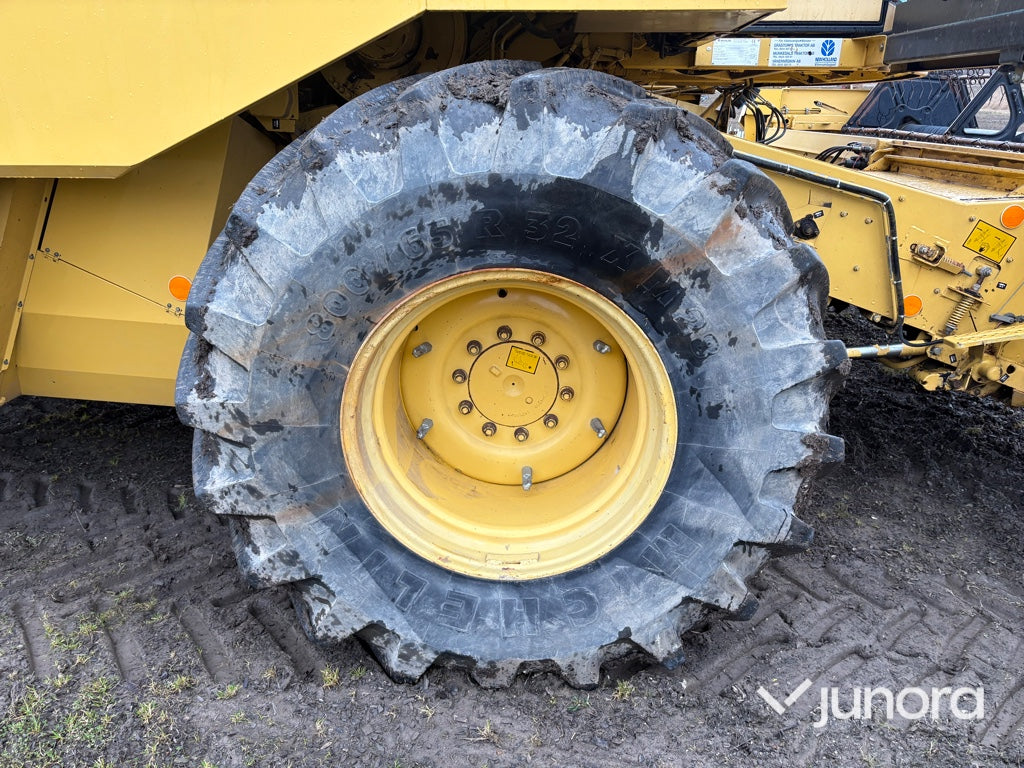 Skördetröska och vagn - NEW HOLLAND, TX68 PLUS