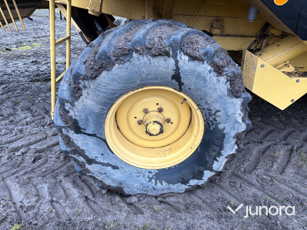 Skördetröska och vagn - NEW HOLLAND, TX68 PLUS