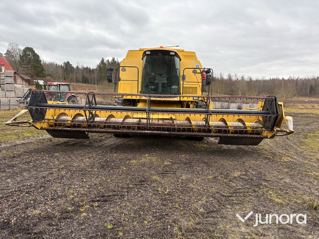 Skördetröska och vagn - NEW HOLLAND, TX68 PLUS