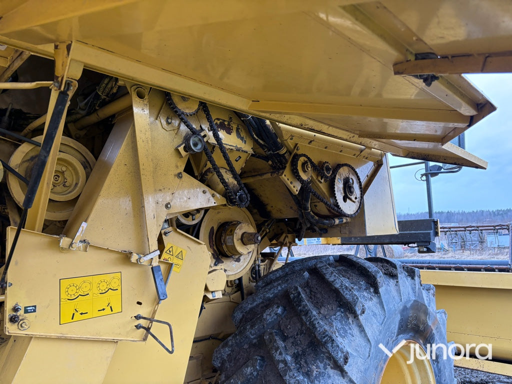 Skördetröska och vagn - NEW HOLLAND, TX68 PLUS